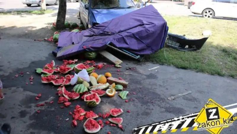 В Алматы минивен разнес палатку с арбузами