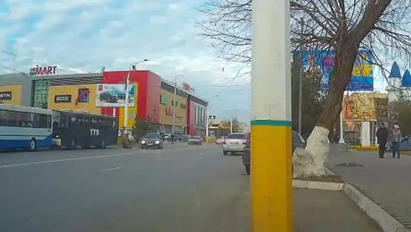 Спешившая на автобус женщина в Костанае попала под колеса автомобиля