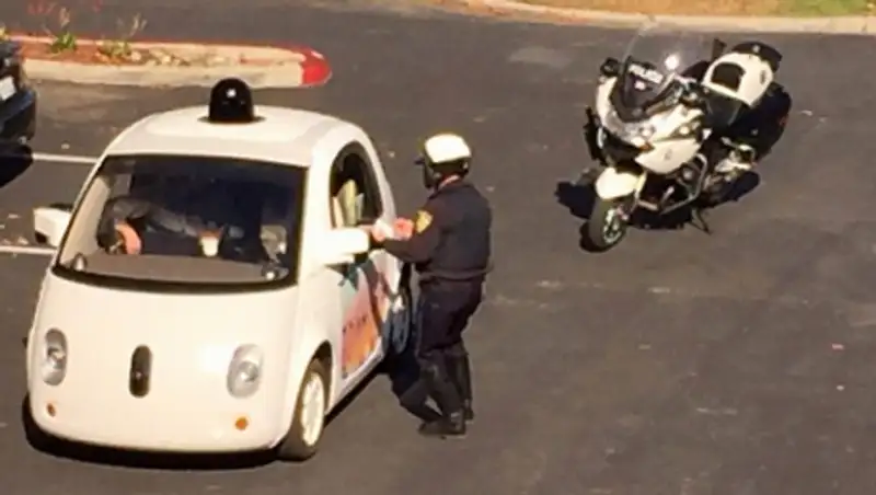 Робокар Google остановили за низкую скорость движения