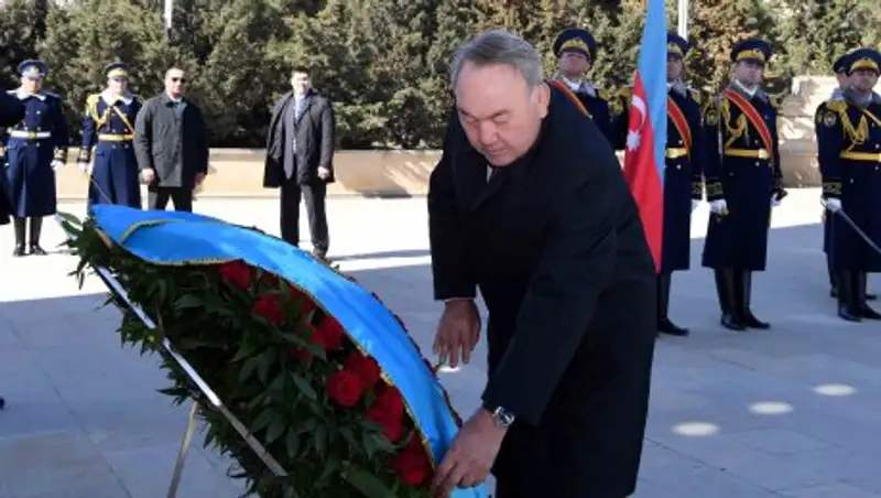 Нурсултан Назарбаев возложил венок к могиле Гейдара Алиева