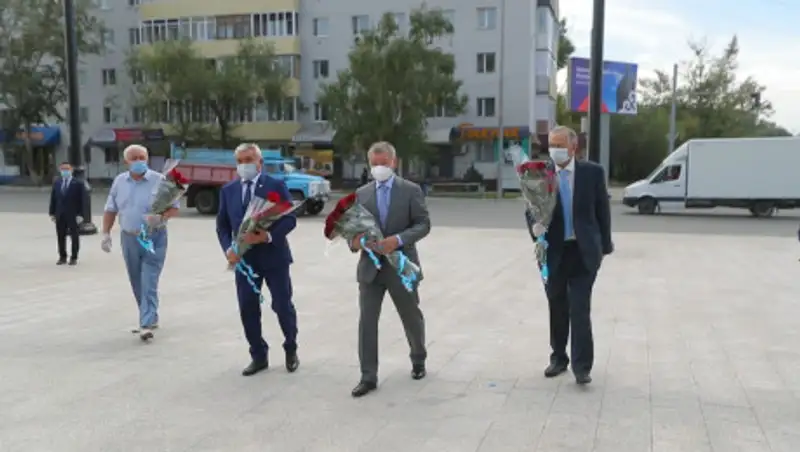 В честь 175-летия Абая Кунанбаева в ВКО возложили цветы к памятнику великому мыслителю