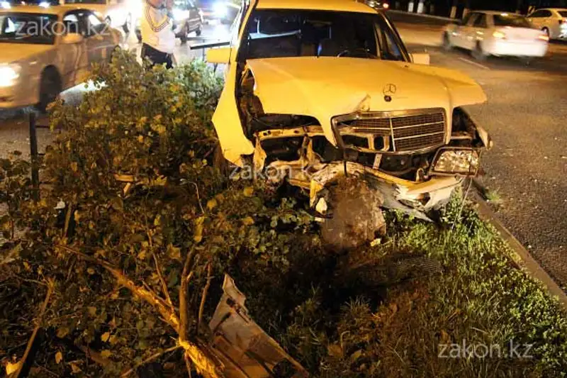 В результате ДТП на проспекте Аль-Фараби в Алматы разделительное ограждение воткнулось в Мерседес (фото), фото - Новости Zakon.kz от 05.06.2013 15:54