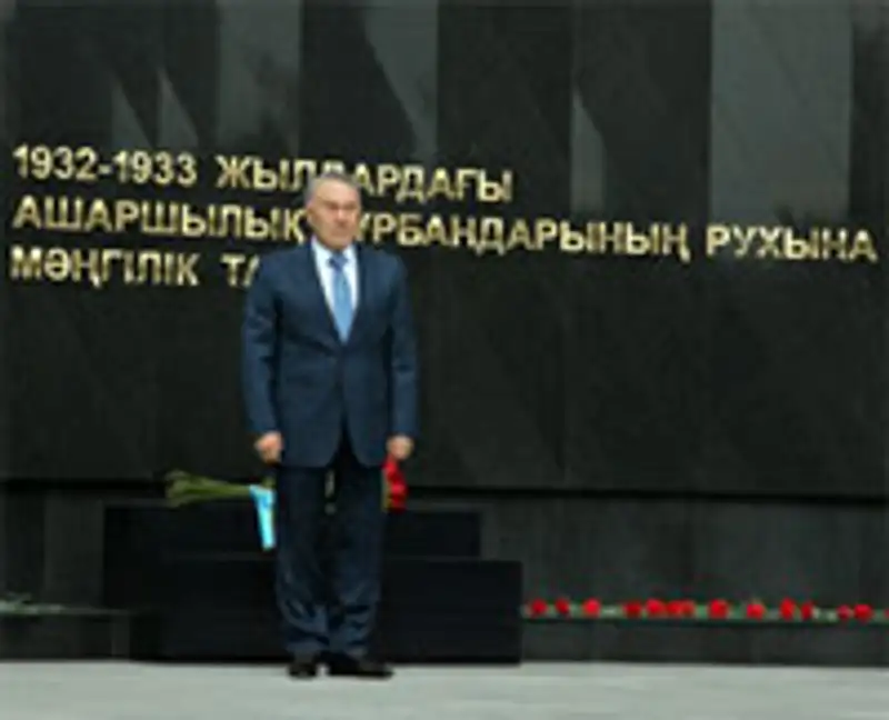 Глава государства возложил цветы к монументу памяти жертв голодомора (фото), фото - Новости Zakon.kz от 31.05.2012 16:45