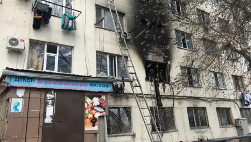 Названа предварительная причина пожара в столичном общежитии