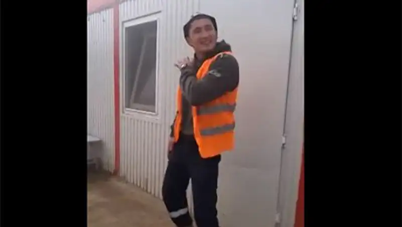 Видео с танцующим рабочим взорвало Казнет