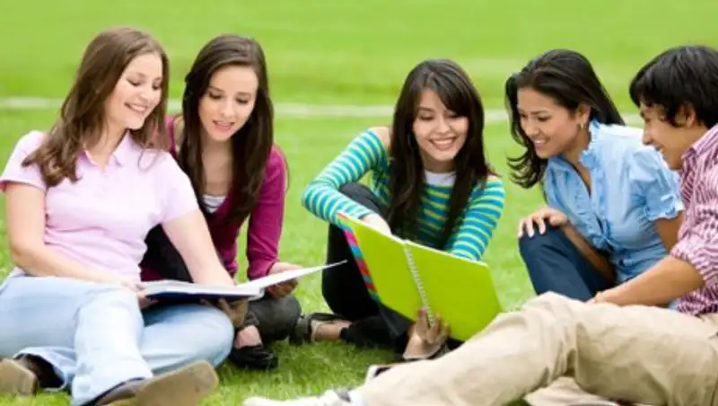 Токаев: Мы должны присмотреться к оттоку выпускников казахстанских школ за рубеж