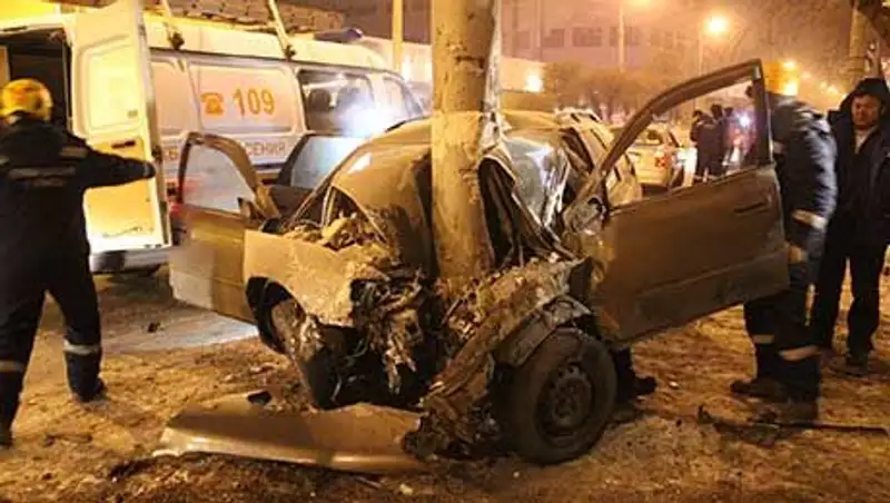 В Алматы Тойота на полном ходу врезалась в столб, водитель погиб