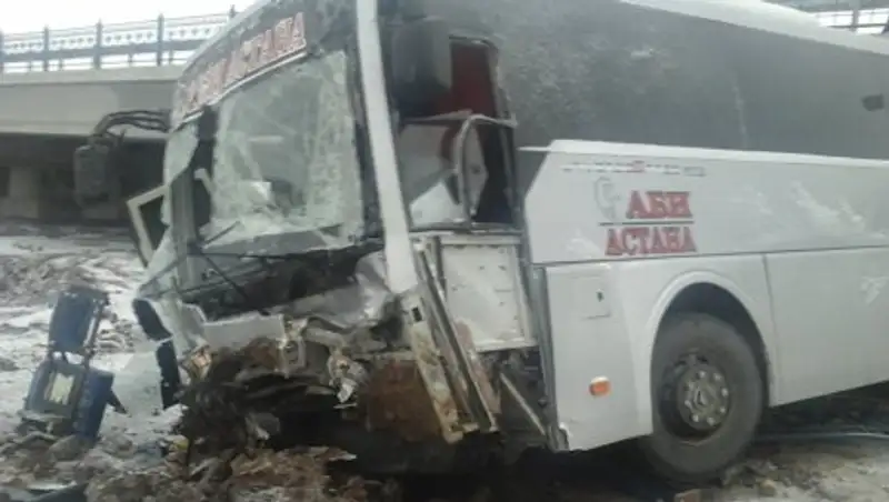 Автобус съехал в кювет в Акмолинской области, 12 человек пострадали