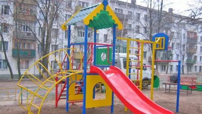 В Алматы проходит акция по строительству детских игровых площадок из вторсырья