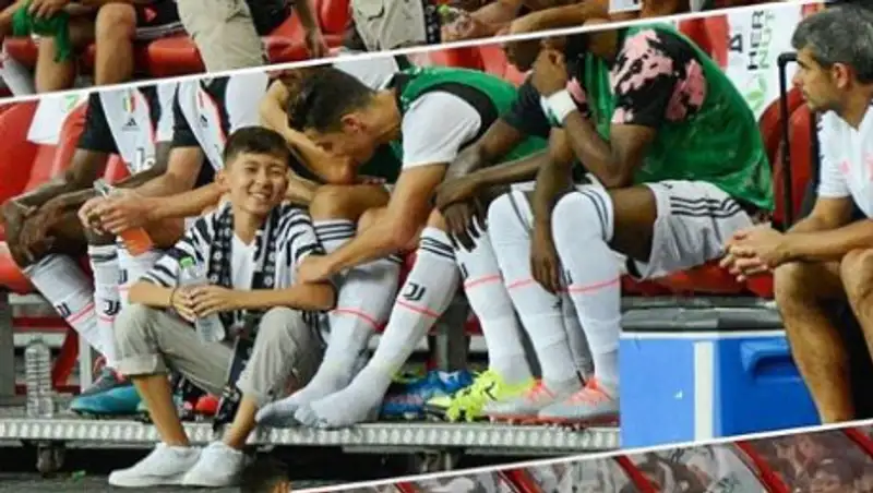 Казахстанский мальчик сфотографировался с Криштиану Роналду