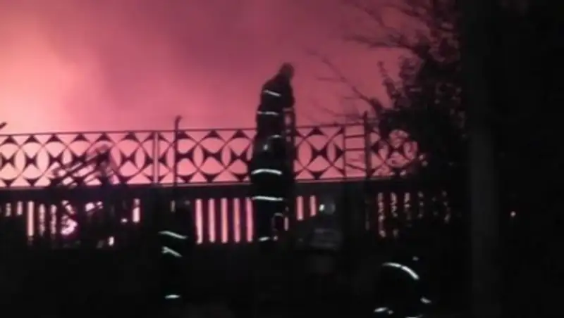 Крупный пожар в Шымкенте тушили через забор