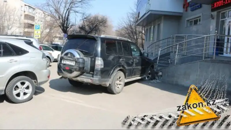 Водитель Mitsubishi перепутал педали и устроил ДТП в Алматы