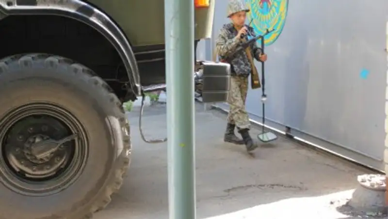 Уральск: закрыты оружейные магазины, в воинской части — усиление