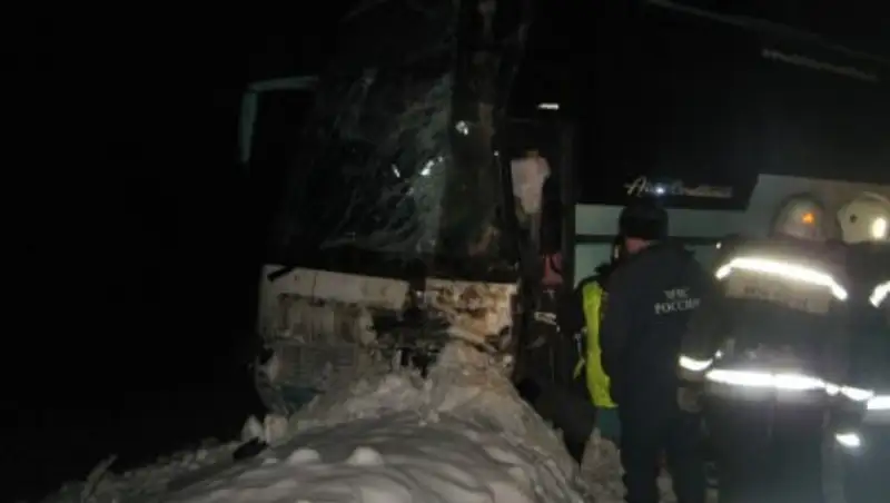 В России автобус перевернулся на трассе: 25 человек пострадали