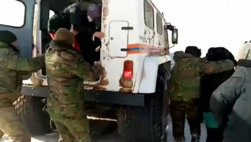 Беременную с детьми спасли на заснеженной трассе в Алматинской области