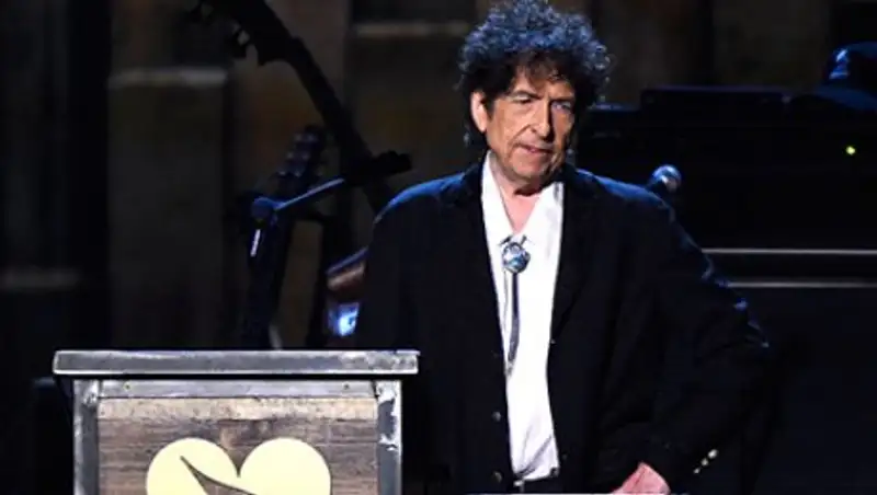 Боб Дилан согласился принять Нобелевскую премию