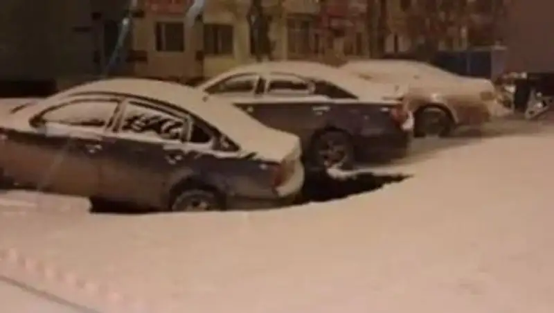 В центре Астаны в яму провалились 3 автомобиля