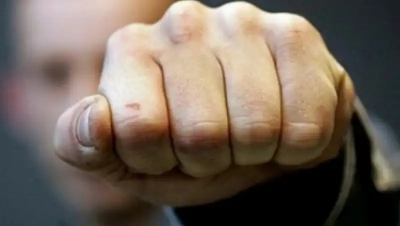 Полицейский в Хромтау ударил девушку в живот