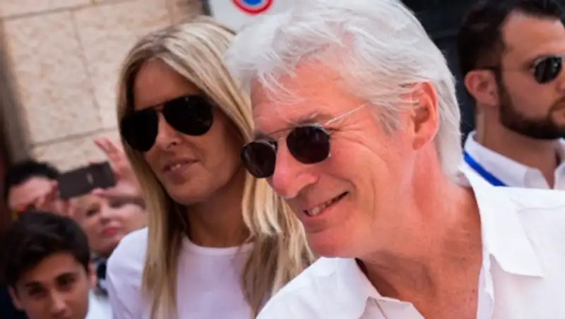 Мир обсуждает молодую любовницу 65-летнего Гира