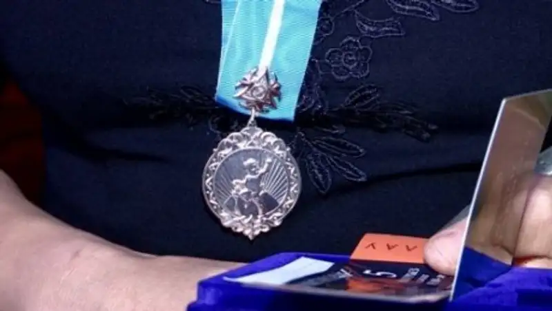 Назарбаев вручил матерям-героиням подвески "Алтын алқа" и "Күміс алқа"