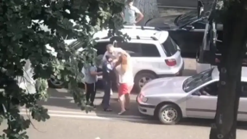 Водитель троллейбуса в Алматы дала пощечину другому водителю