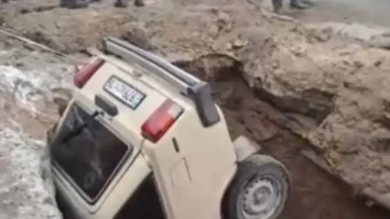 В Семее в глубокую яму с водой упал автомобиль