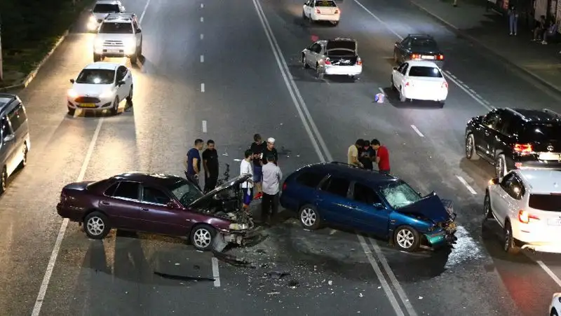 Попытка перебежать дорогу обернулась переломами и тройным ДТП в Алматы