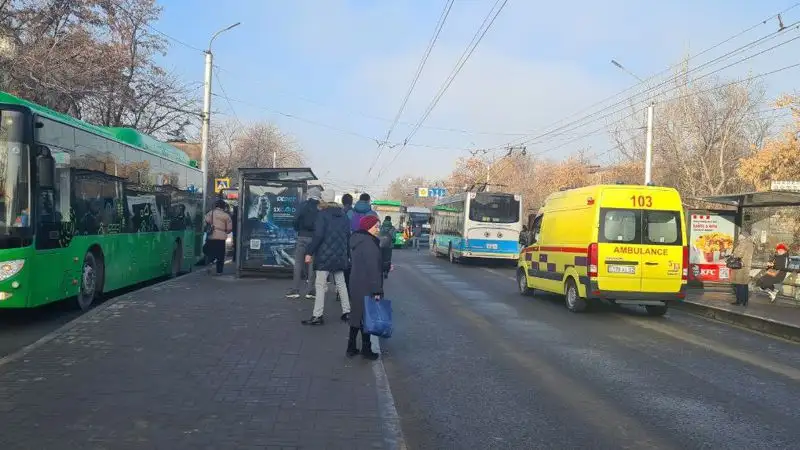 Коллапс в Алматы: два автобуса столкнулись на выделенке, фото - Новости Zakon.kz от 28.02.2023 09:08