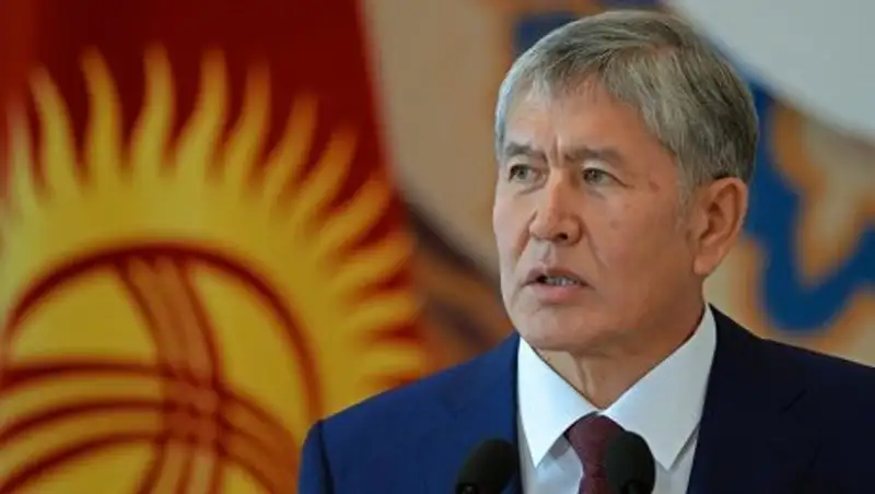 Эксперт: Атамбаев пребывает в роли личного пиарщика Сооронбая Жээнбекова