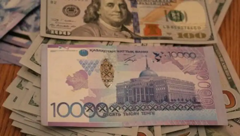 Курс доллара составил 330 тенге