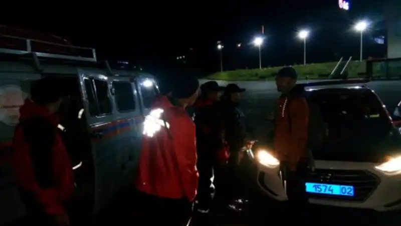 Две группы заблудившихся туристов спустили с гор спасатели РОСО