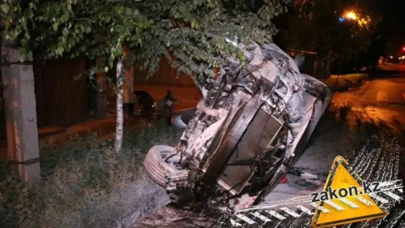 В Алматы Toyota Camry протаранила дерево