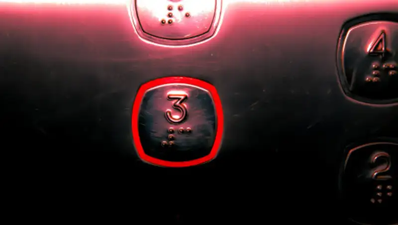 Лифт с людьми упал на Рублевке