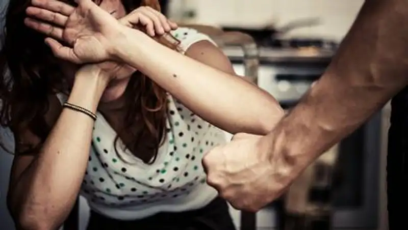 Избиение женщины с ребенком на руках попало на видео