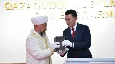 Ерлан Карин передал Коран Кенесары хана ДУМК, фото - Новости Zakon.kz от 04.07.2023 16:35