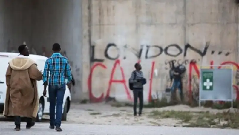 Олланд пообещал расселить все лагеря мигрантов во Франции