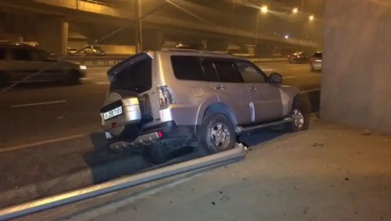 В Алматы Mitsubishi Pajero сбил пешехода на остановке