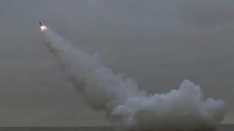 КНДР запустила баллистическую ракету