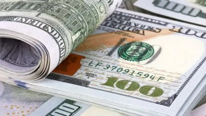 Доллар слегка подешевел на дневных торгах