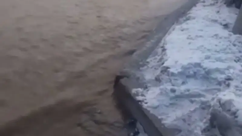 В Алматы на улице прорвало водопровод