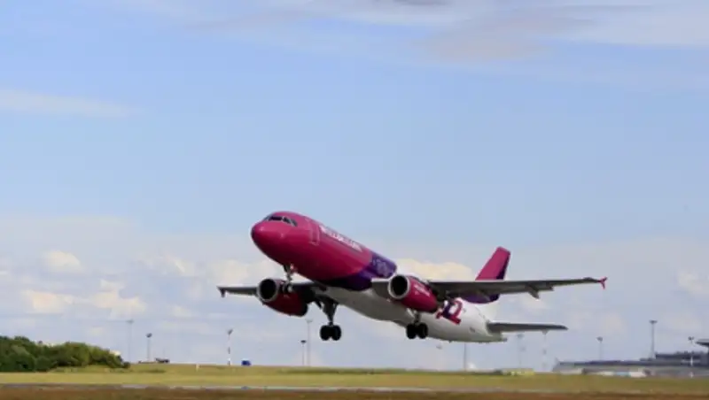 Пассажир летевшего в Осло самолета попытался выломать дверь в кабину пилотов