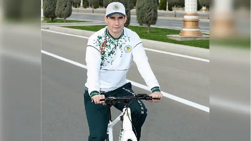 Новый президент Туркменистана принял участие в массовом велопробеге