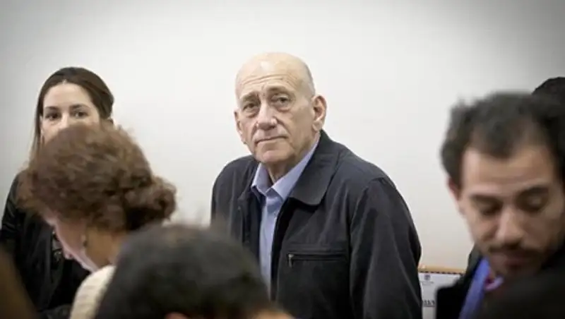 Экс-премьера Израиля приговорили к 8 месяцам тюрьмы за взятки