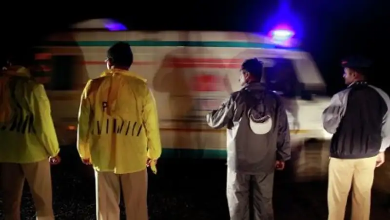 В Индии обрушилось здание, пять человек погибли, под завалами остаются люди