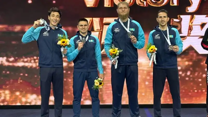 Сборная Казахстана по фехтованию завоевала "серебро" на чемпионате Азии