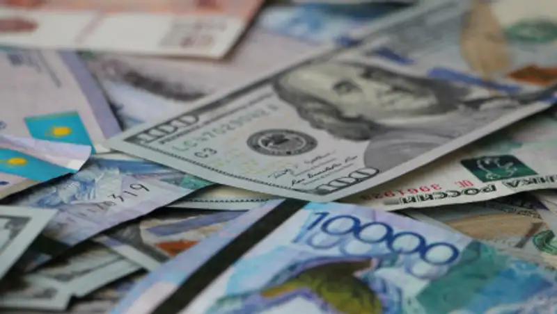 Тенге немного укрепился на торгах