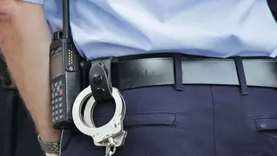 Мужчина гонялся с кирпичом за женщиной в Актобе , фото - Новости Zakon.kz от 31.08.2023 14:52