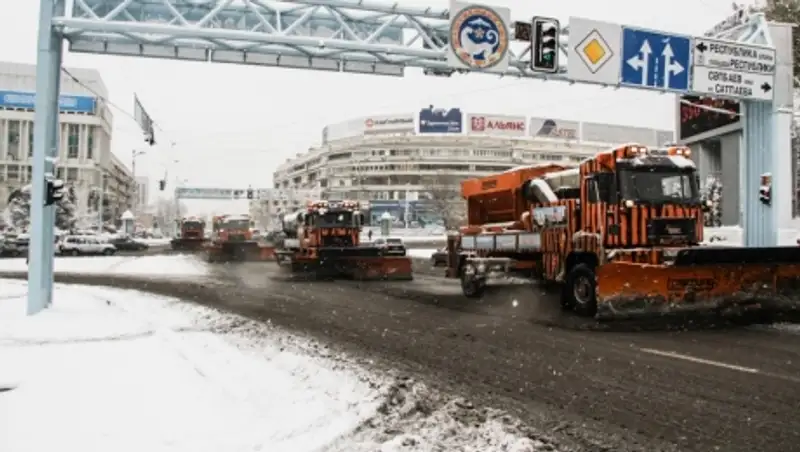 Ежедневно на уборку снега в Алматы выходят 1000 человек