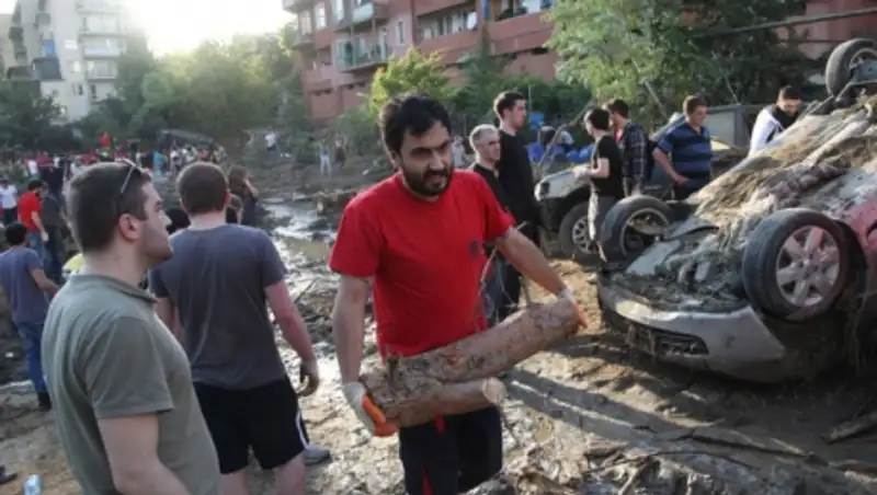 В Тбилиси в занесенной илом и песком машине нашли тело еще одной жертвы наводнения