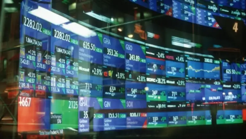 Курс доллара на утренних торгах KASE вырос до 230,1 тенге